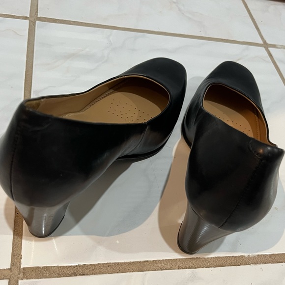 Women’s Black Pumps - Picture 6 of 10